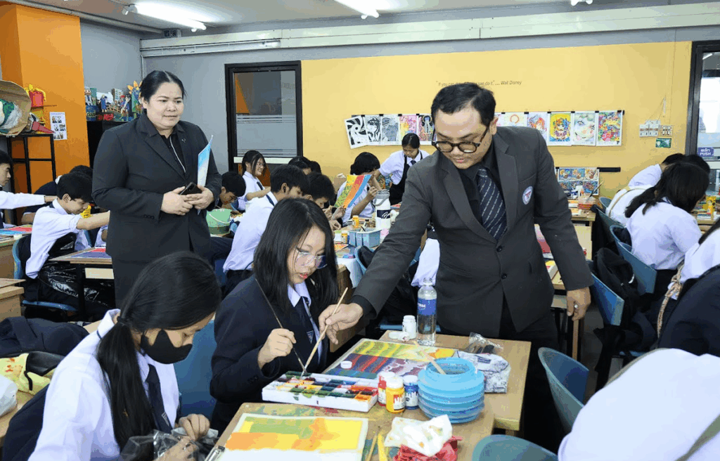 นักศึกษาปวช ดิจิทัลกราฟิก SBAC กำลังฝึกวาดภาพสามมิติด้วยแบบฝึกทักษะในห้องเรียนศิลปะ ให้ความรู้สึกตั้งใจและมีสมาธิ