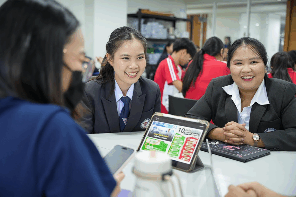 นักศึกษาระดับอาชีวะของวิทยาลัยเทคโนโลยีสยามบริหารธุรกิจ (SBAC) กำลังวิเคราะห์ข้อมูล ตรวจสอบเหตุ–ผล และใช้ระบบ AI เพื่อพัฒนาทักษะคิดวิเคราะห์ที่จำเป็นในการทำงานยุคดิจิทัล